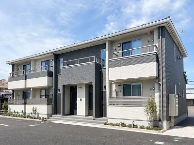 白とグレーを基調とした集合住宅の外観