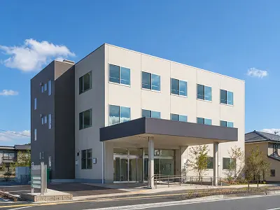 低層の施設建物の外観