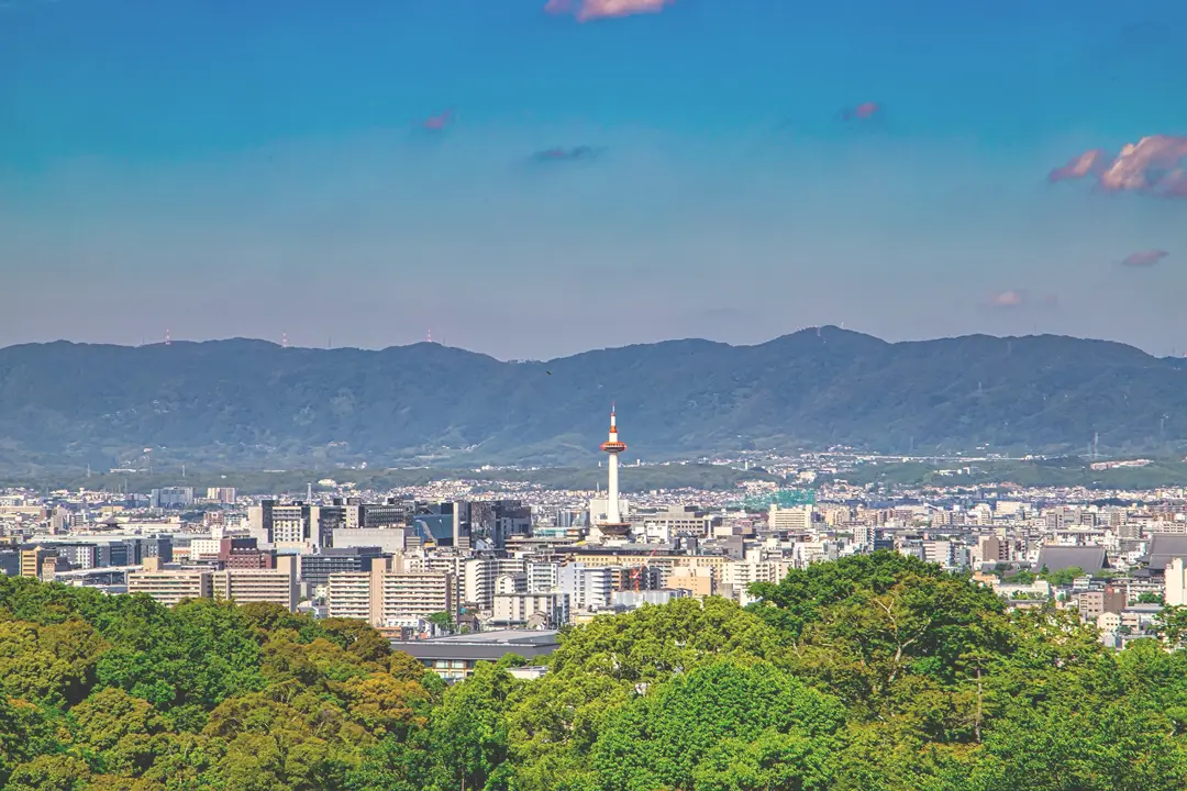 街と山並みの風景