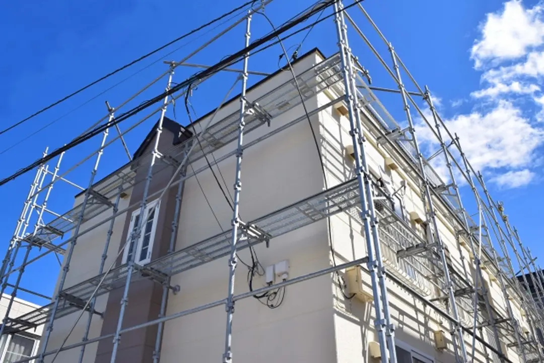 足場が組まれた建物