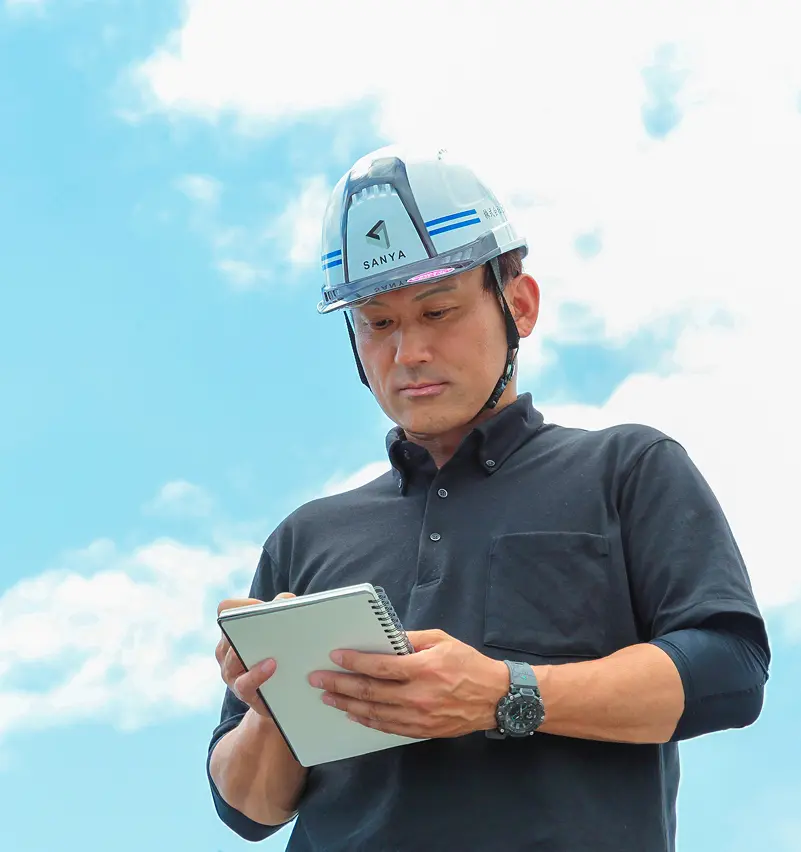 現場でタブレットを確認するスタッフ