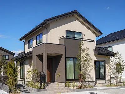 住宅街にある2階建て住宅の外観