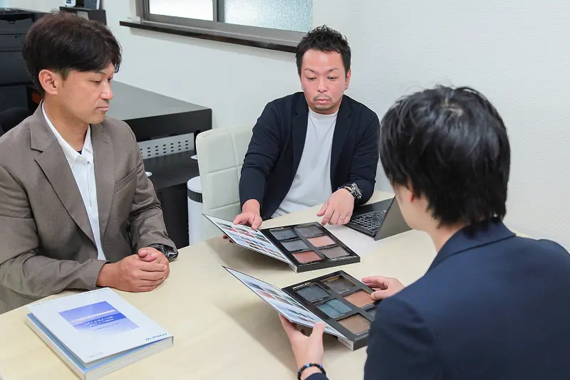 屋根工事について打ち合わせをしている様子