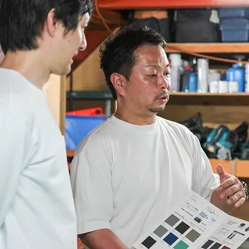 資料を見ながら打ち合わせをしている様子