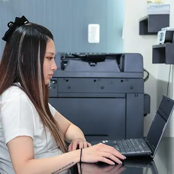 事務所でパソコン作業をするスタッフ