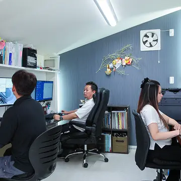 事務所でスタッフがパソコン作業をしている様子