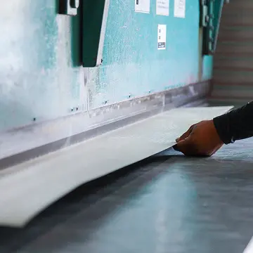 屋根材を施工している作業中の手元