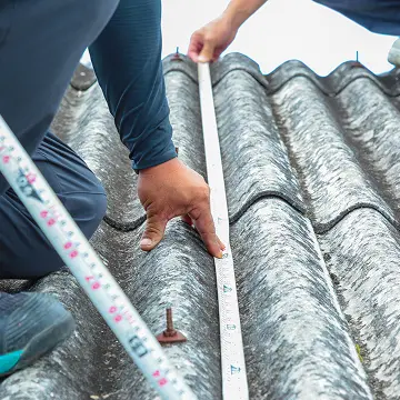 屋根の上で作業している様子