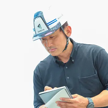 現場でタブレットを確認するスタッフ