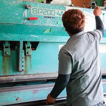 屋根材を施工している作業中の様子