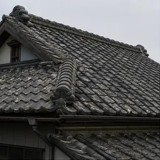 表面が劣化した瓦屋根
