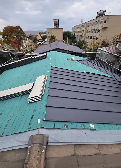 既存屋根の上に新しい屋根材を施工している様子