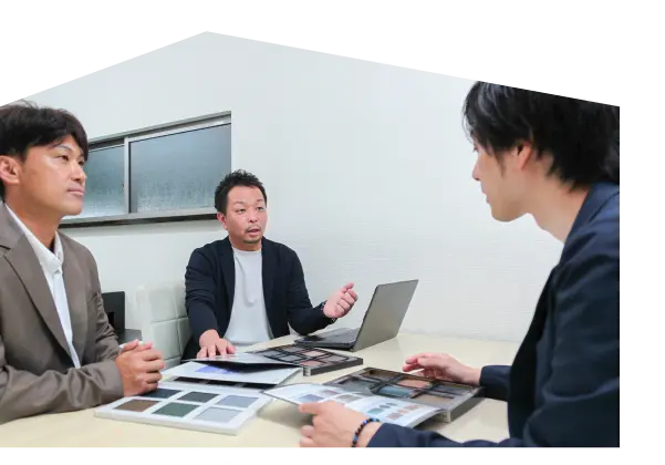 資料を見ながら打ち合わせをしている様子
