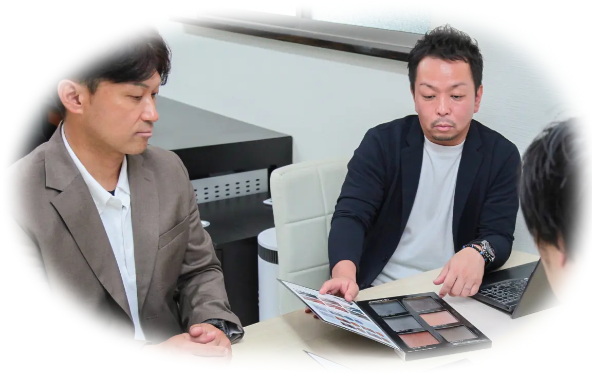 資料を見ながら打ち合わせをしている様子