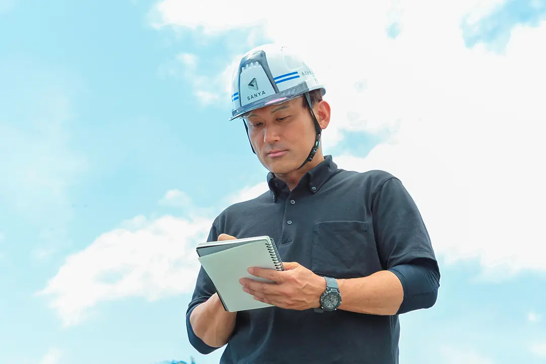 現場でタブレットを確認するスタッフ